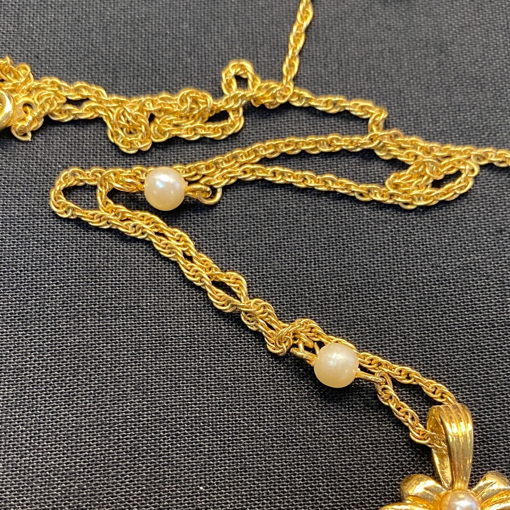 Vintage Avon Pink Cameo Pendant with Gold and Faux Pearl Necklace - Picture 7 of 9